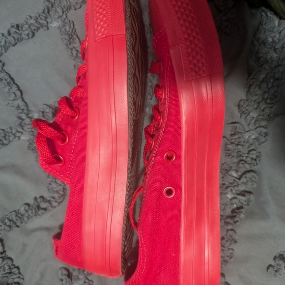 Red converse - Picture 5 of 6